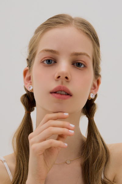 極簡光澤鋯石。夾式耳環