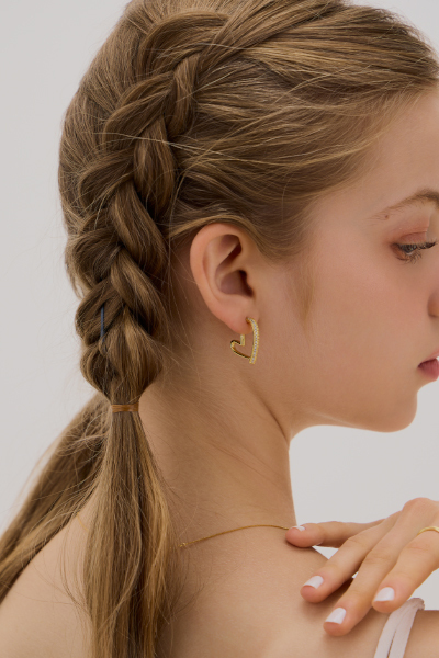 時尚愛心鋯石。銀針耳環