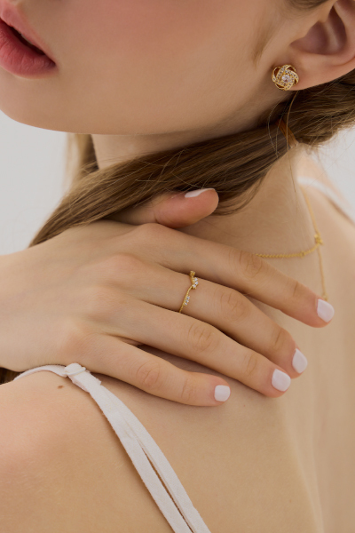 優雅V線鑲石戒指