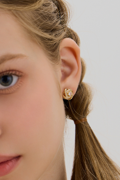 輕奢繾綣鋯石。銀針耳環