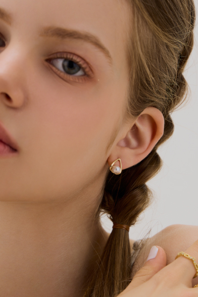 幾何柔美珍珠。銀針耳環