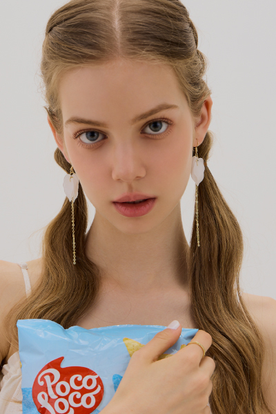 唯美花朵垂墜。銀針耳環