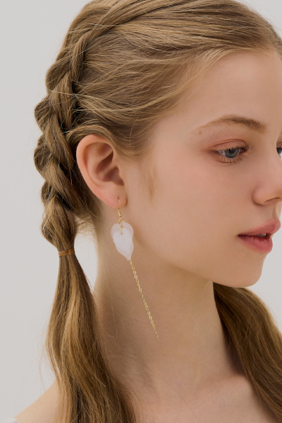 唯美花朵垂墜。銀針耳環