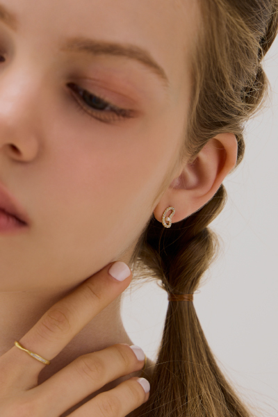 簡約豌豆鋯石。銀針耳環