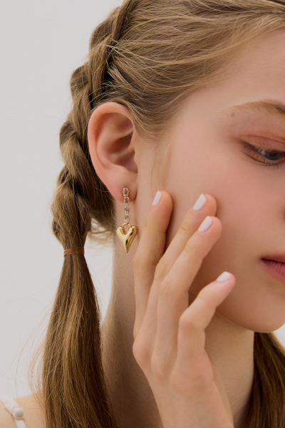 水滴愛心鏤空。銀針耳環