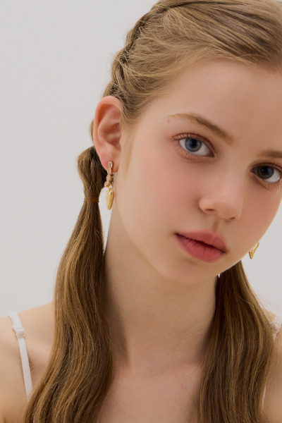 水滴愛心鏤空。銀針耳環