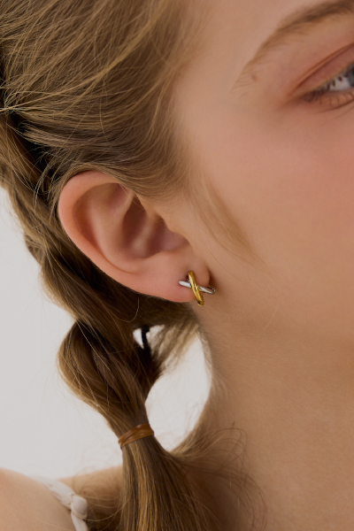 極簡幾何交錯。針式耳環(銀)