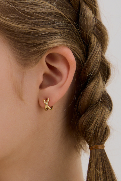 極簡幾何交錯。針式耳環(金)