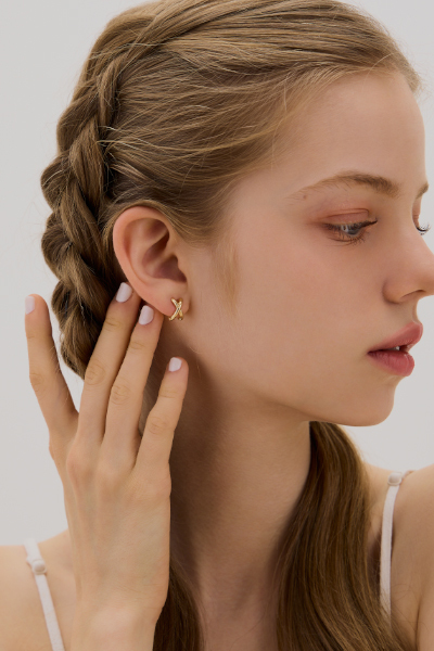 極簡幾何交錯。針式耳環(金)
