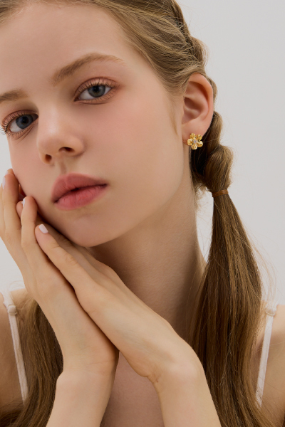 時髦金屬花朵。銀針耳環