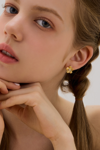 時髦金屬花朵。銀針耳環