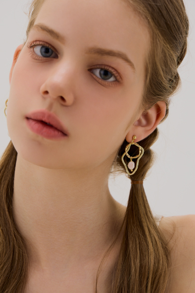 不規則珍珠耳墜。銀針耳環