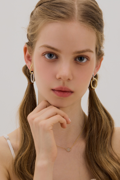 雙色圈型設計。夾式耳環