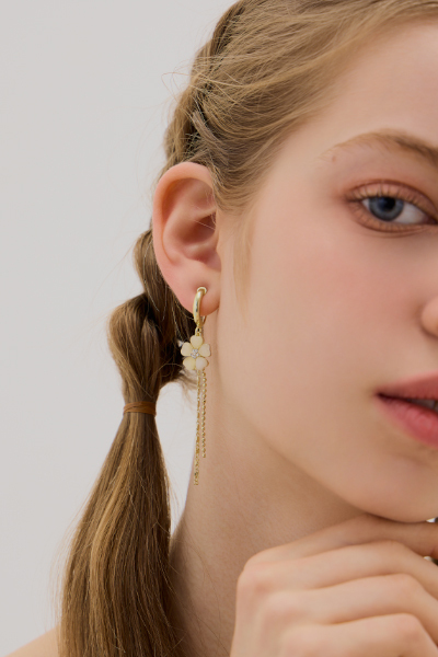 甜美花朵垂墜。夾式耳環