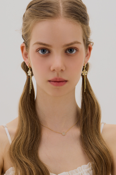 甜美花朵垂墜。夾式耳環