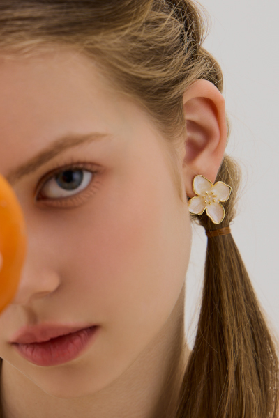 流金花朵畫釉。夾式耳環