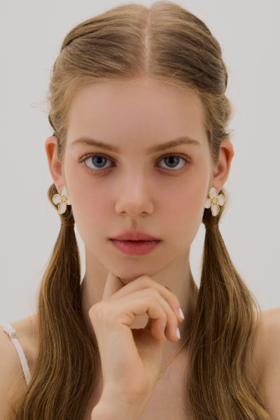 流金花朵畫釉。夾式耳環