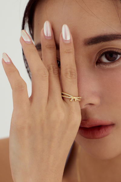 蝴蝶結雙環。鋯光戒指