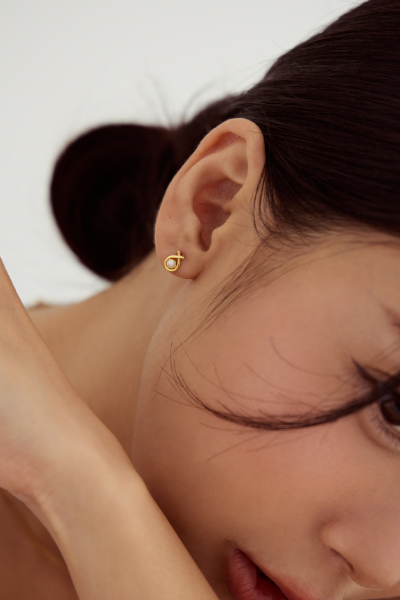 迷你交叉珠光。銀針耳環