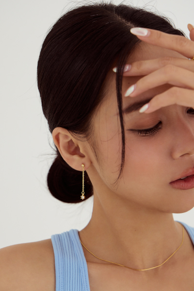 單珠垂鑽。銀針耳環