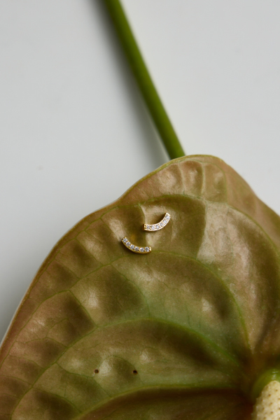 極簡流線鋯石。銀針耳環