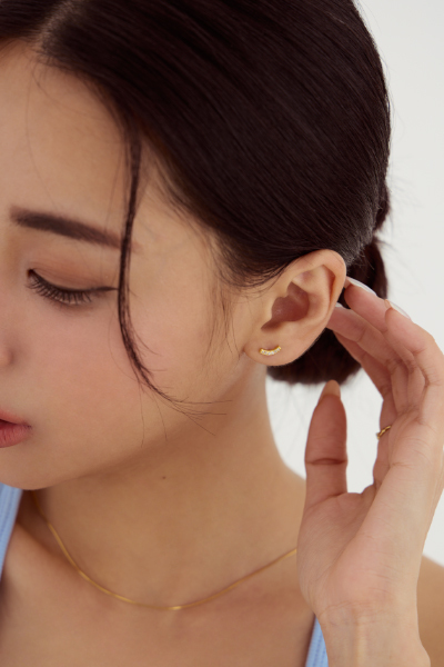 極簡流線鋯石。銀針耳環