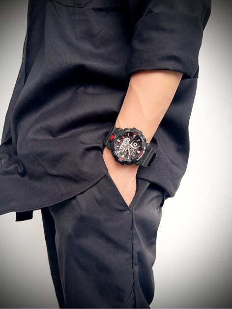 萬年鐘錶 - G-SHOCK  引人注目大錶徑雙顯系列經典黑運動電子錶 GA-700-1A  錶徑 : 53.4mm