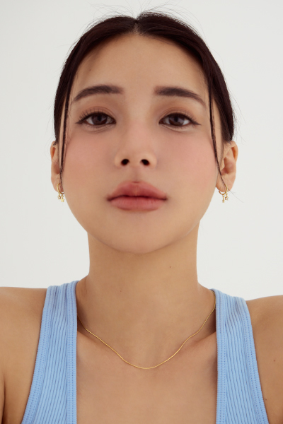 鈎掛流動鋯石。銀針耳環