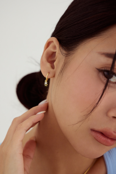 鈎掛流動鋯石。銀針耳環