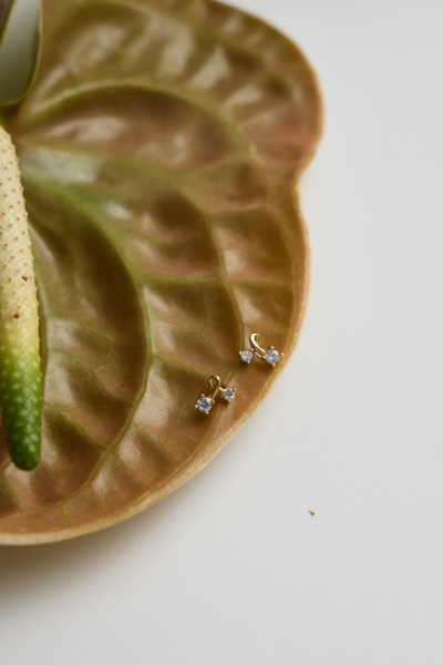 迷你櫻桃鋯石。銀針耳環