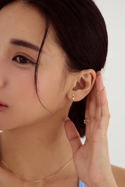 迷你櫻桃鋯石。銀針耳環