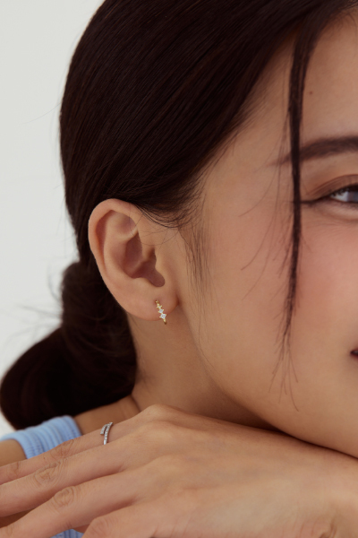 微光星雨鋯石。銀針耳環