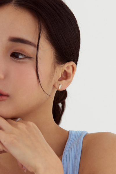 迷你冰之鑽。銀針耳環