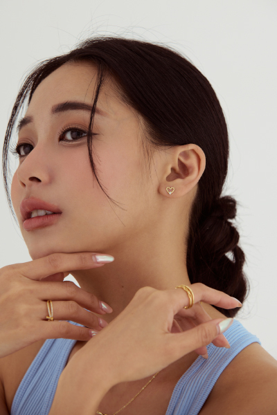 心織閃爍。銀針耳環