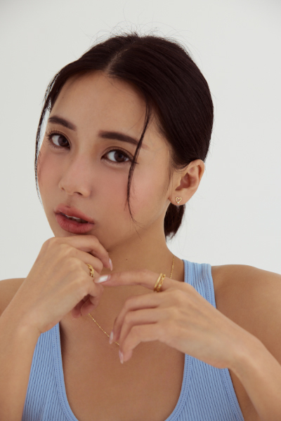 心織閃爍。銀針耳環