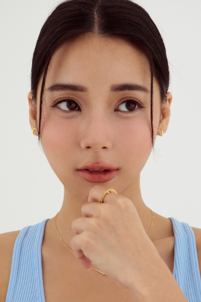 迷你半月微光。銀針耳環