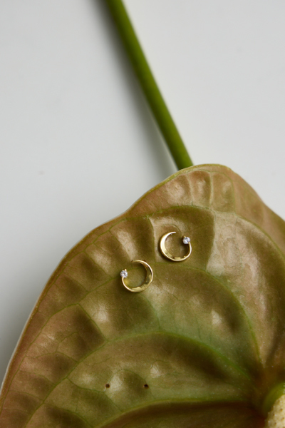 迷你半月微光。銀針耳環