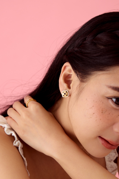 棋盤格鑲嵌鋯石。夾式耳環