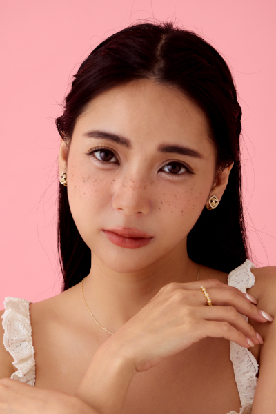 棋盤格鑲嵌鋯石。夾式耳環