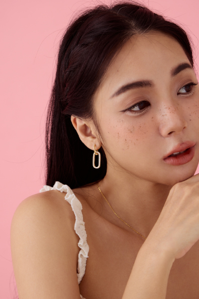 圈型吊墜鋯石。銀針耳環(金)