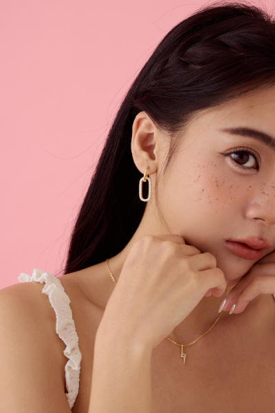 圈型吊墜鋯石。銀針耳環(金)