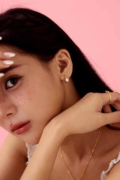 小C麻花鋯石。銀針耳環