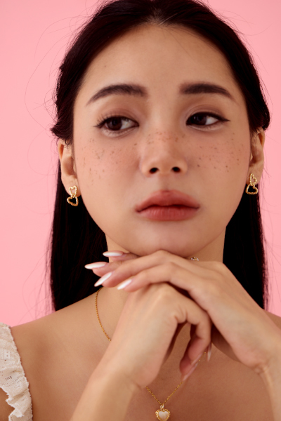 心型簍空鎖鏈。銀針耳環(金)