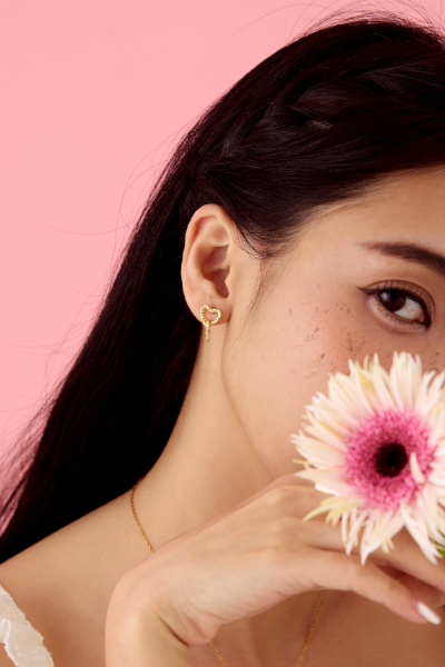 心型簍空鎖鏈。銀針耳環(金)