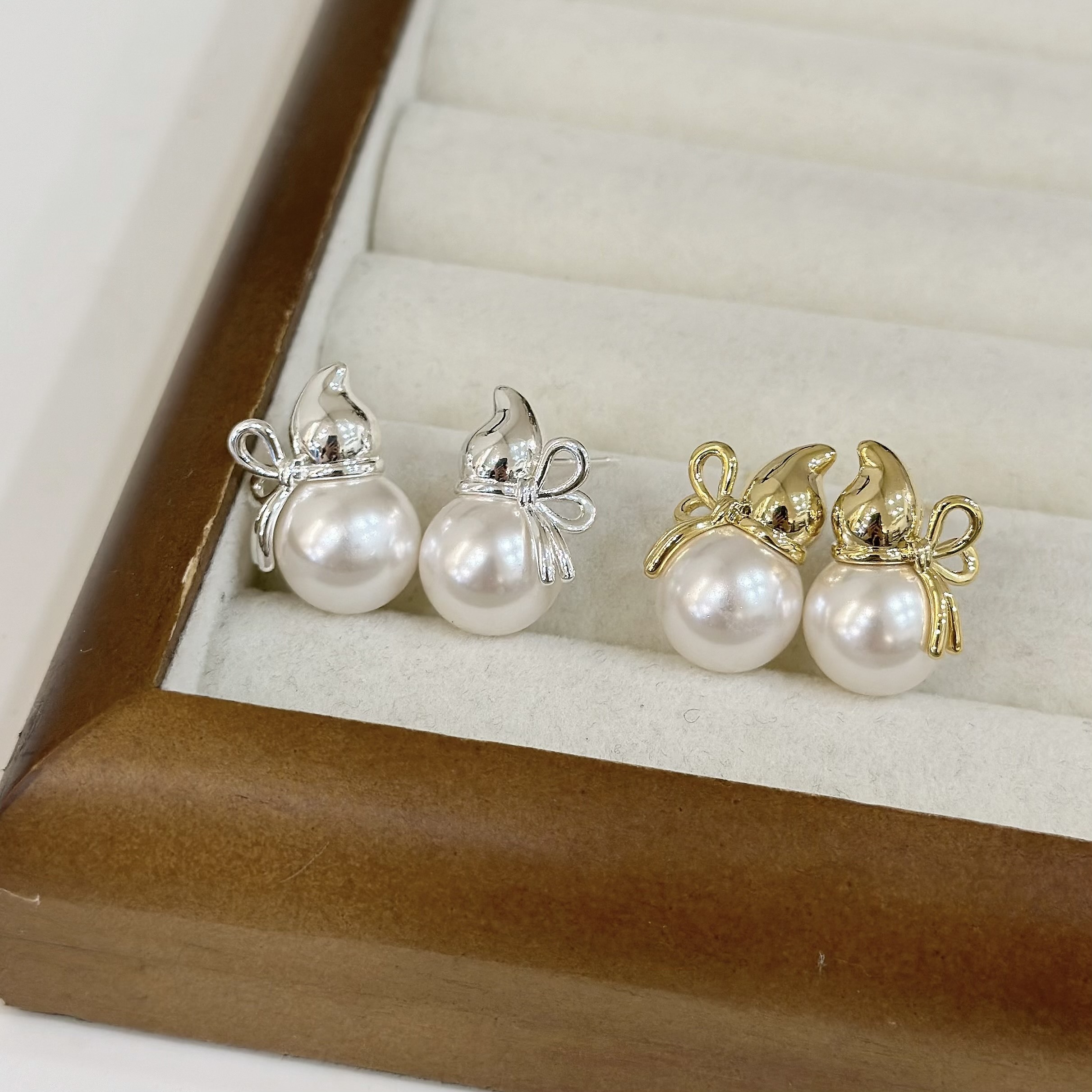 513聖誕帽扭結珍珠耳針