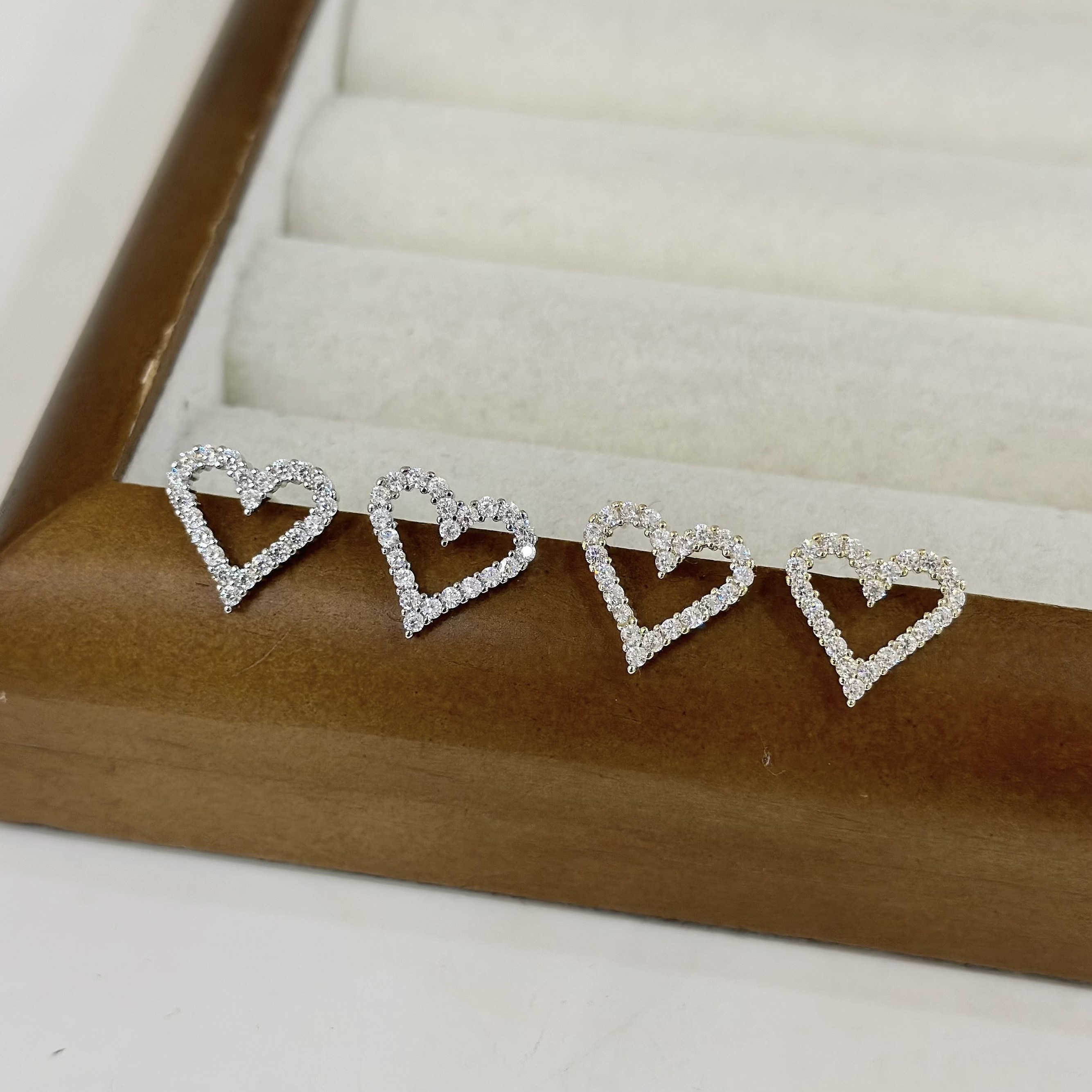 516排鑽鏤空愛心耳針