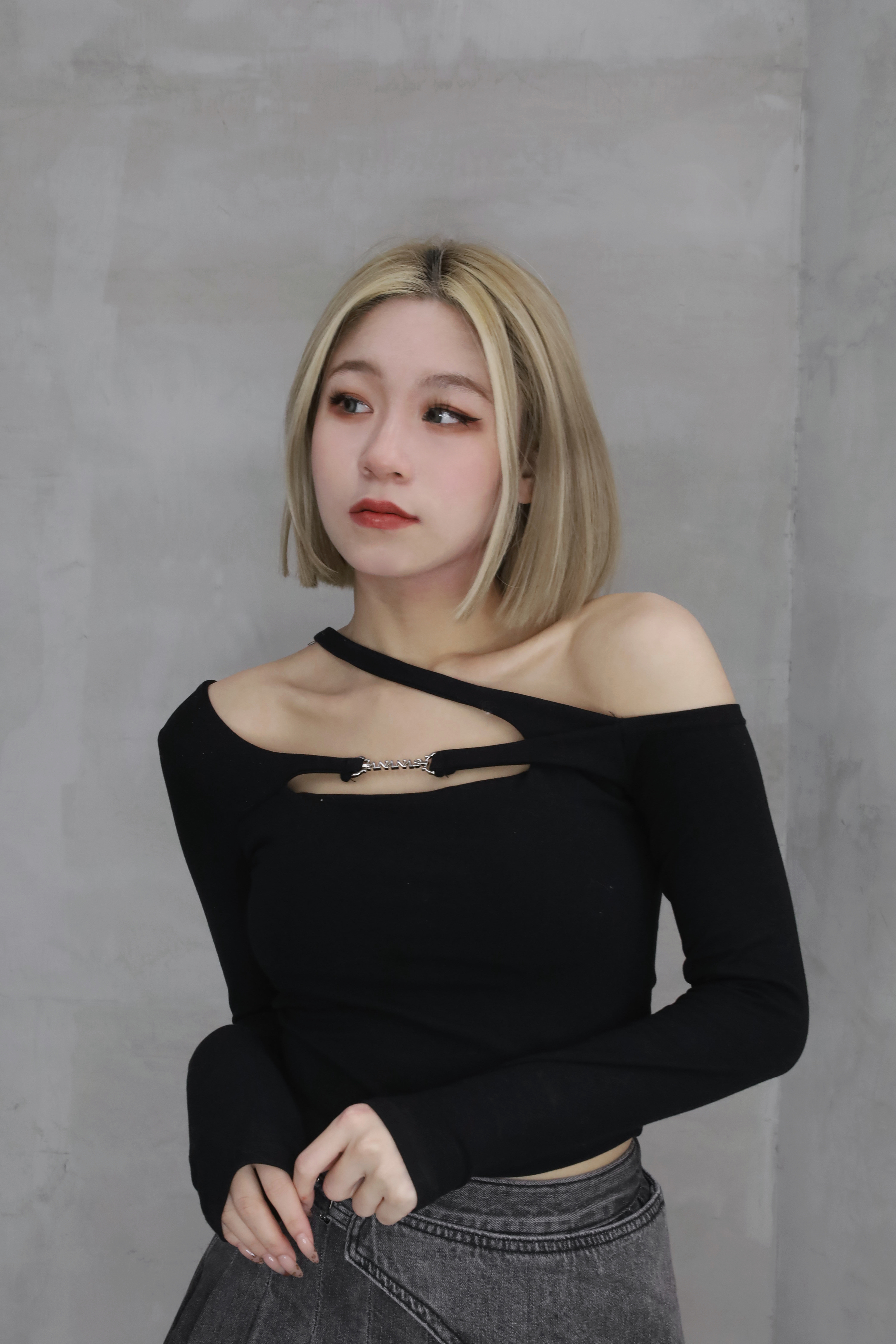 [ Ananas設計款✨] 斜肩簍空短版上衣