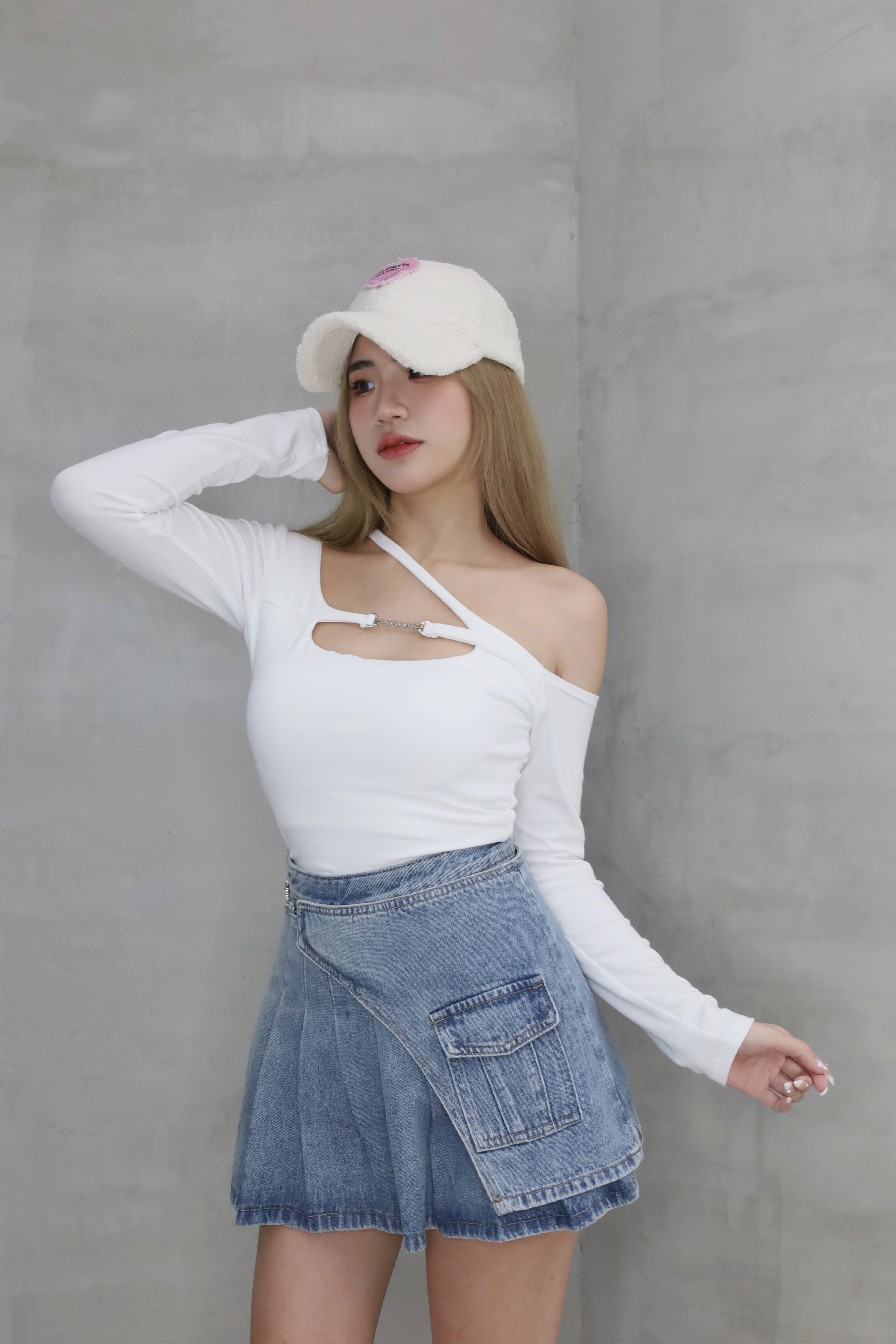 [ Ananas設計款✨] 斜肩簍空短版上衣