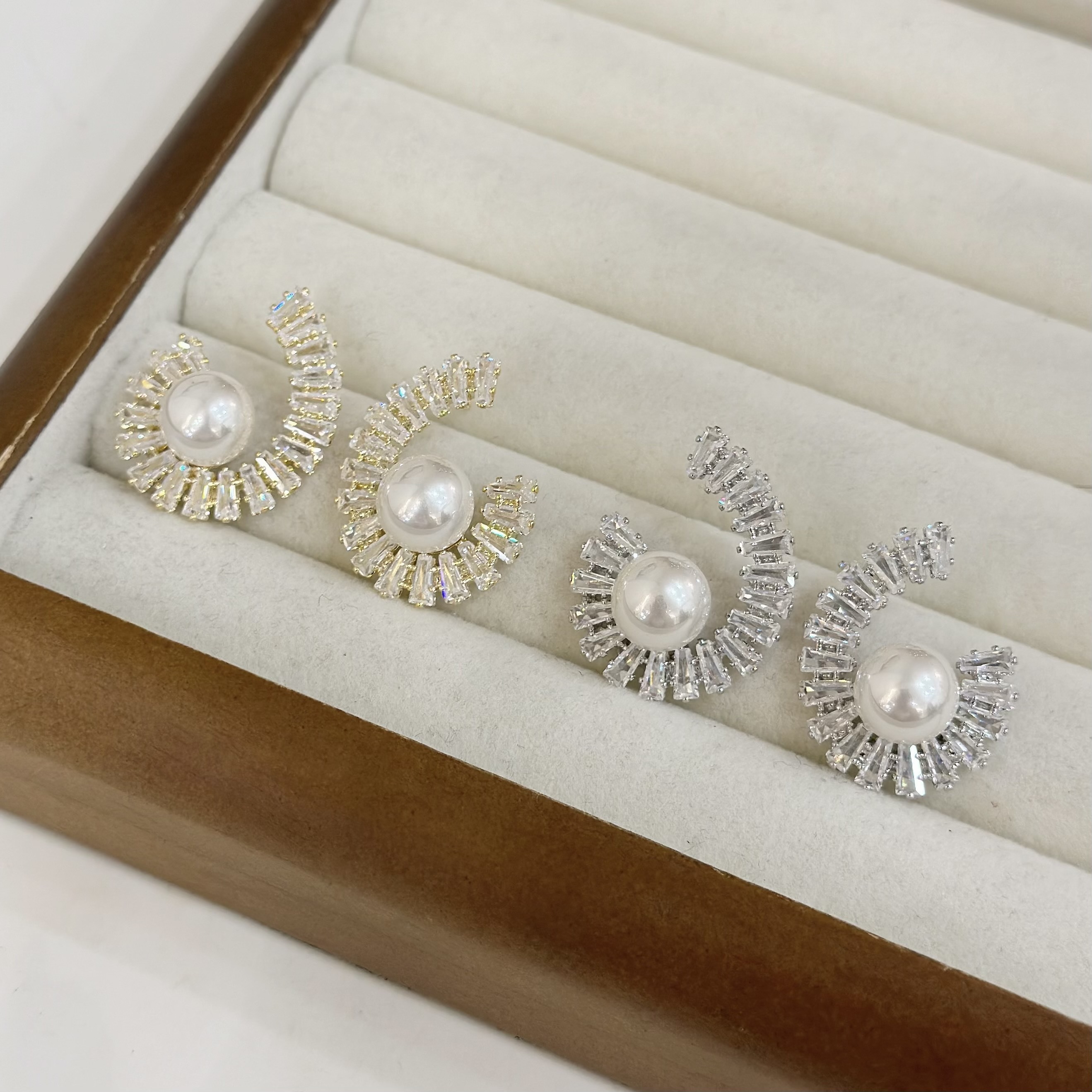 31鋯石曲形珍珠大款耳針