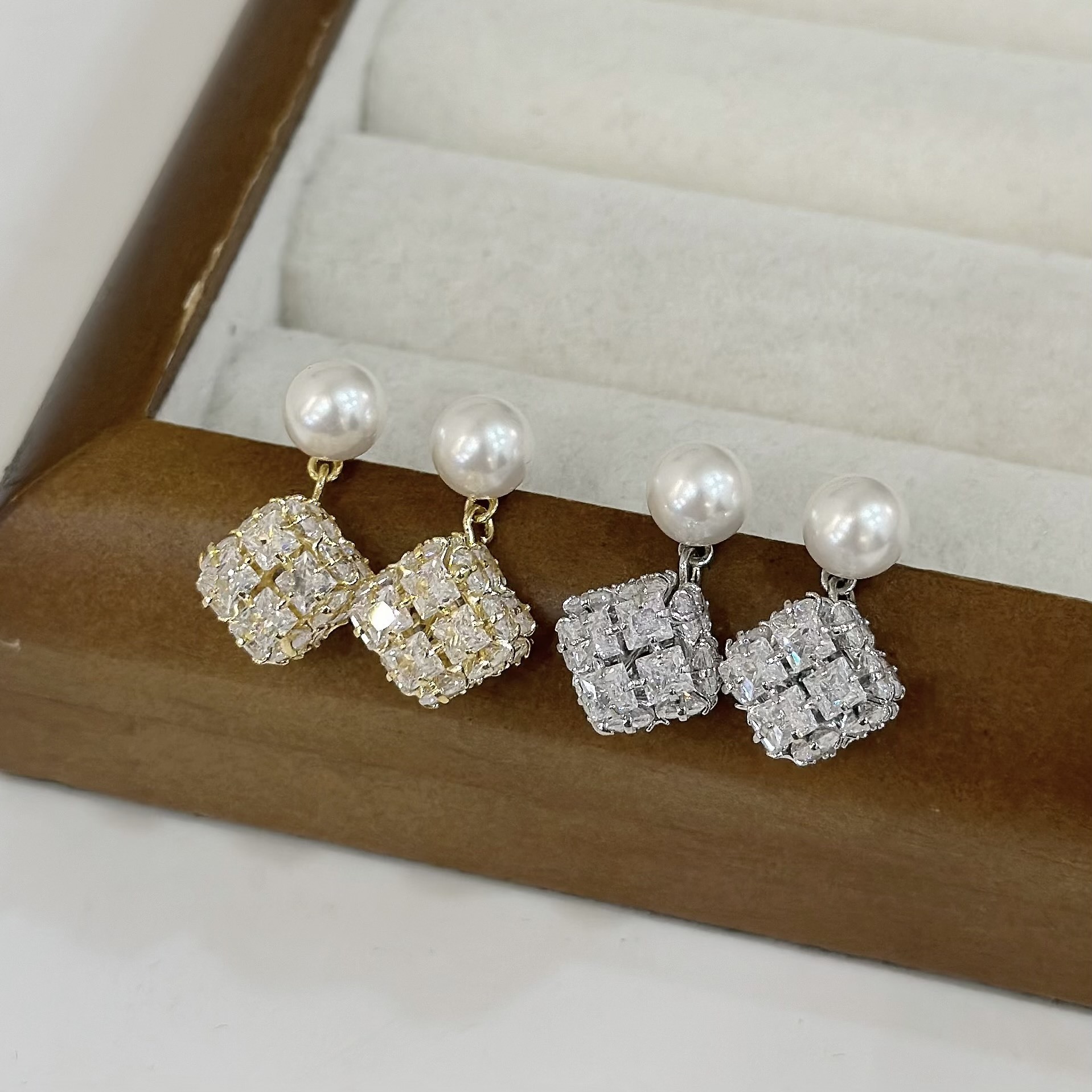 39珍珠滿鑽立體方塊垂吊